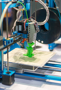 白色隔離 現代專業塑料3D打印機的創意抽象革命